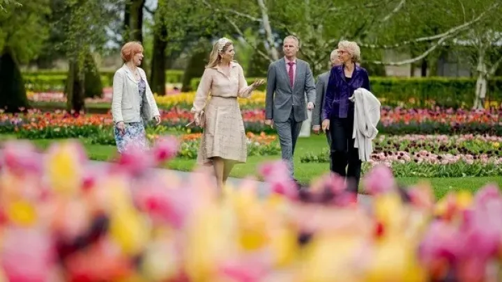 Koningin Máxima geniet in Keukenhof van tulpen en muziek